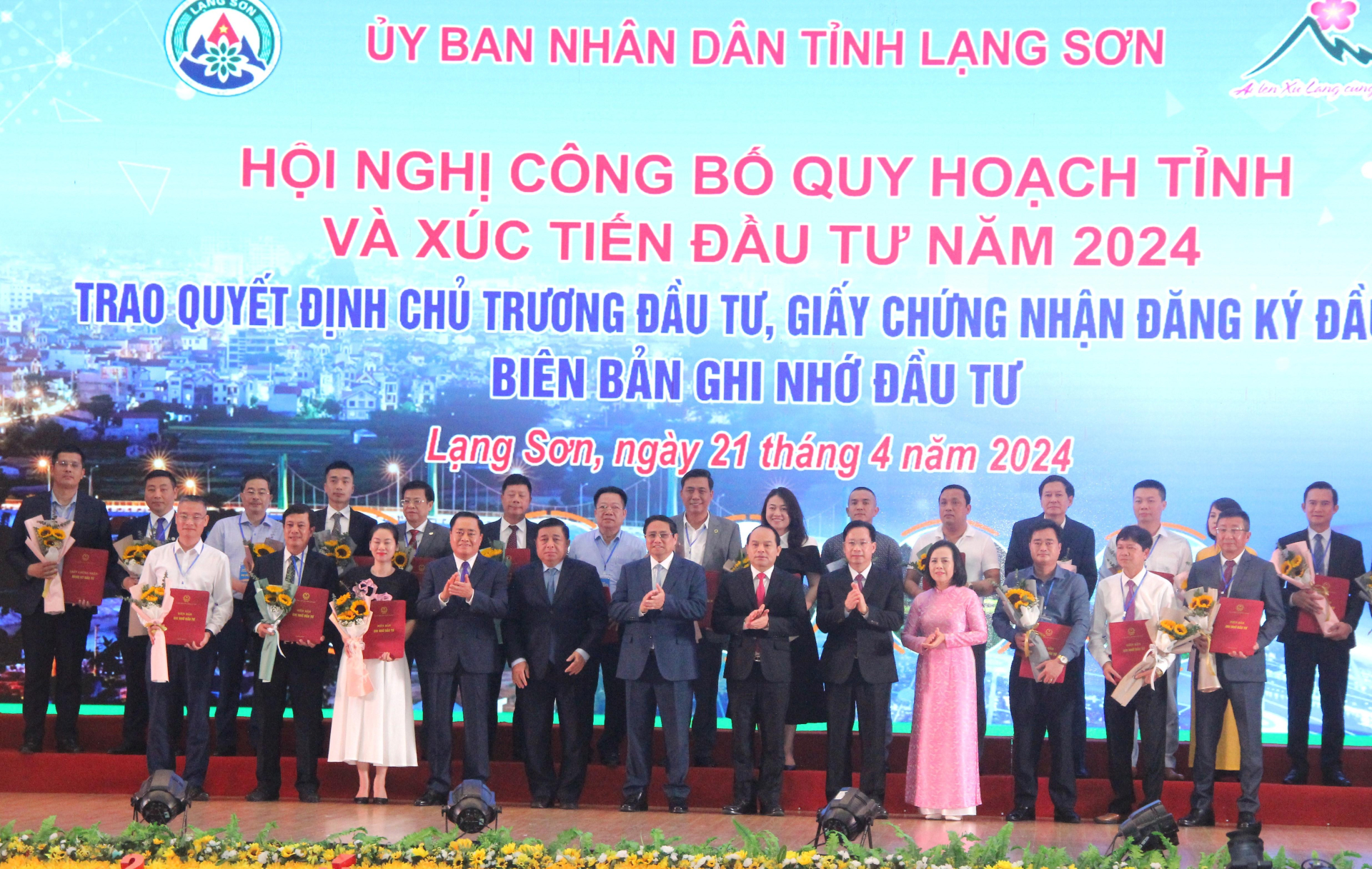 Thủ tướng và lãnh đạo các bộ, ngành, địa phương cùng các nhà đầu tư được trao Quyết định chủ trương đầu tư, Giấy chứng nhận đăng ký đầu tư.