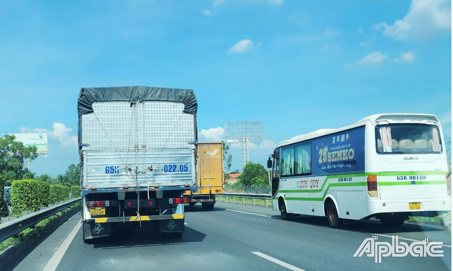 Phương tiện đi vào làn đường khẩn cấp trên cao tốc TP. Hồ Chí Minh - Trung Lương. Ảnh: ANH THƯ