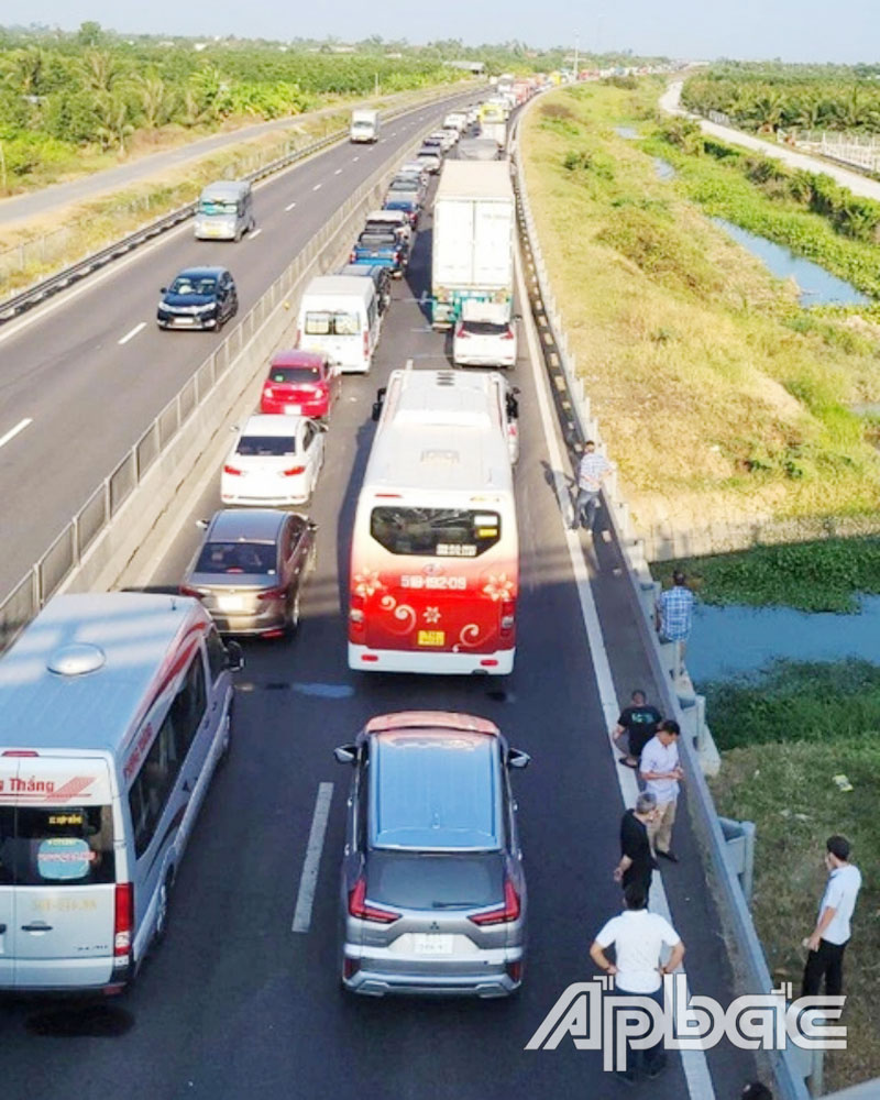 Tai nạn liên hoàn trên cao tốc Trung Lương - Mỹ Thuận khiến kẹt xe kéo dài. Ảnh: KHẮC CƯỜNG