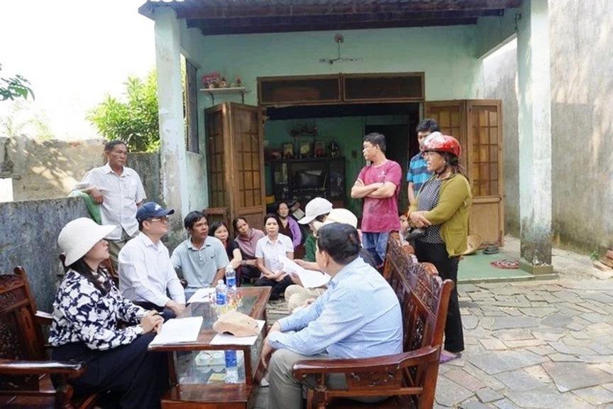 Lãnh đạo quận Ngũ Hành Sơn xuống tận nhà dân trao đổi vướng mắc, tháo gỡ khó khăn, vận động bà con bàn giao mặt bằng phục vụ dự án Làng đại học Đà Nẵng. (Ảnh: HX)