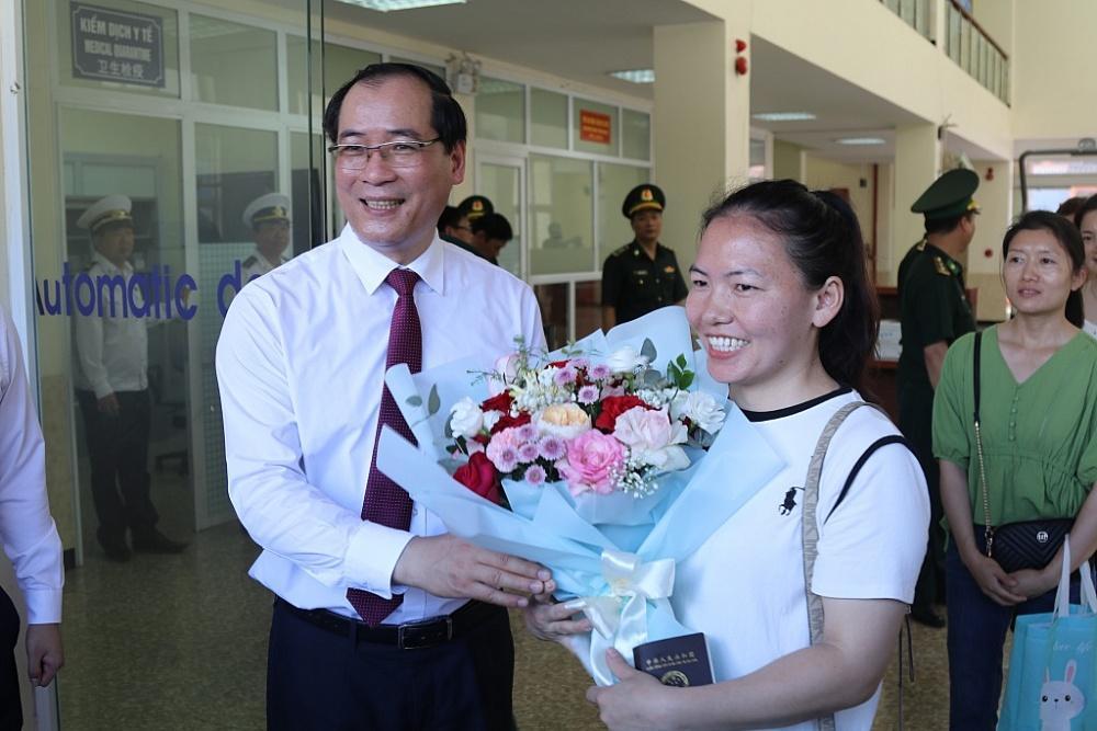 Lãnh đạo tỉnh Lạng Sơn chúc mừng hành khách làm thủ tục XNC qua lối thông quan Tân Thanh - Pò Chài. (Ảnh: Quang Duy)