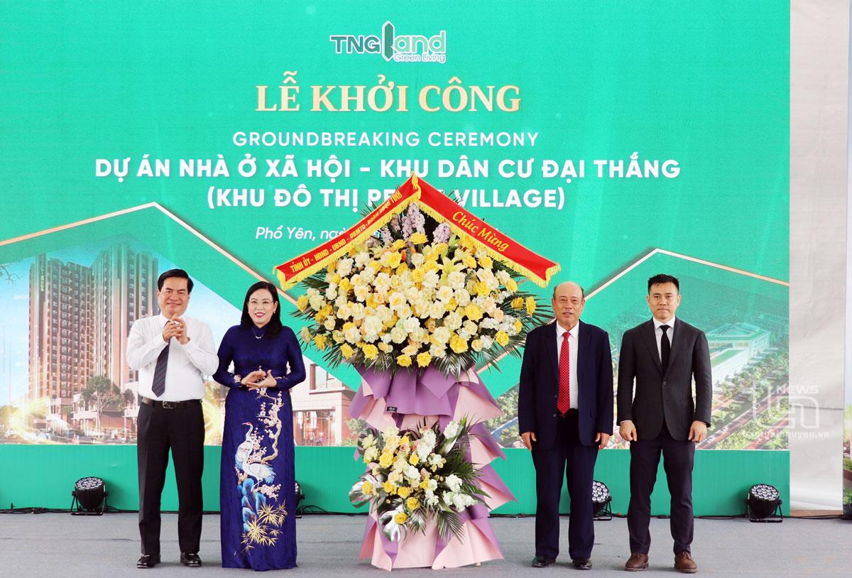 Lãnh đạo tỉnh tặng hoa chúc mừng lãnh đạo Công ty CP TNG LAND – chủ đầu tư Dự án nhà ở xã hội - Khu dân cư Đại Thắng.