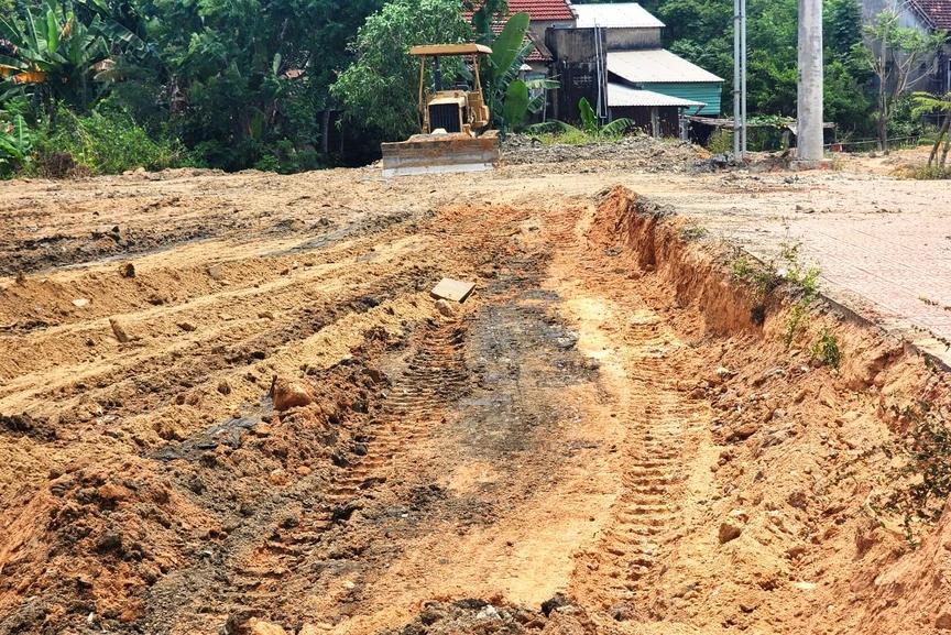 Máy múc sẵn sàng "vào việc" san lấp mặt bằng tại dự án