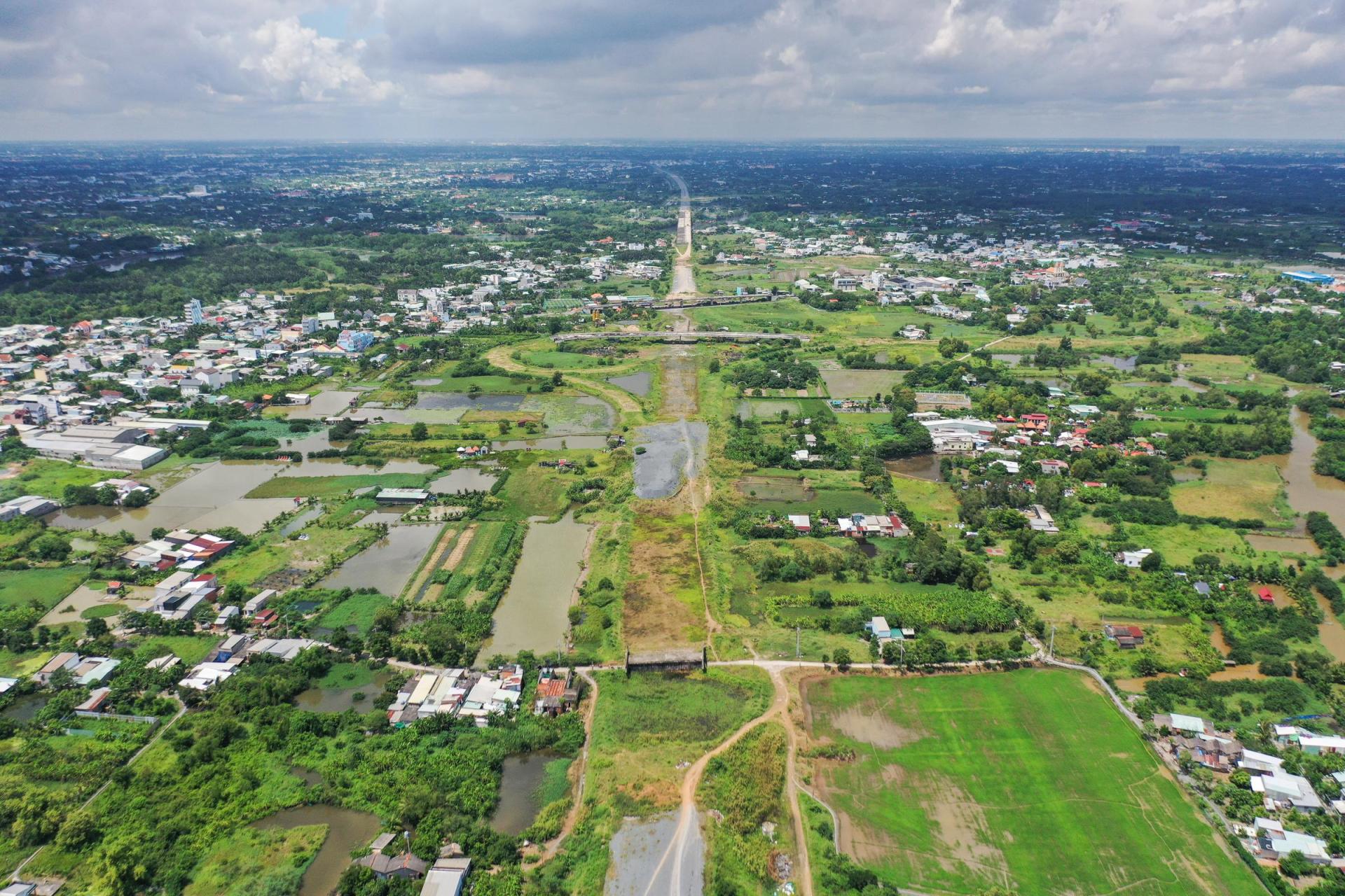 Nhiều nhà đầu tư cho biết, thời điểm này việc giá nhà tăng cao trong khu vực nội đô đang là yếu tố khiến nhiều người hướng đến mua bán đất nền nhiều hơn