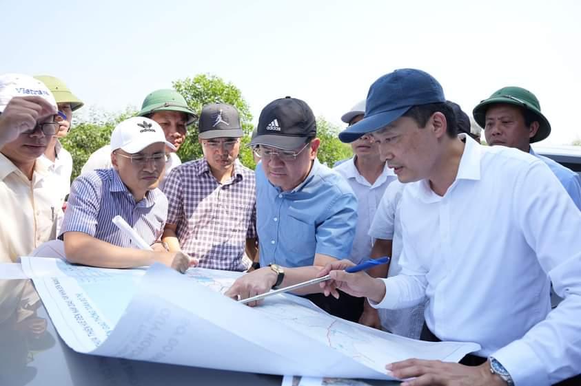 Phó Chủ tịch UBND tỉnh Hoàng Hải Minh cho biết, dự án cao tốc Cam Lộ - La Sơn là tuyến giao thông trọng điểm của quốc gia trên trục Bắc - Nam...