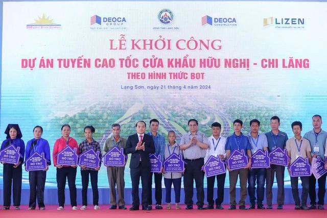 Thủ tướng Phạm Minh Chính và lãnh đạo tỉnh Lạng Sơn trao quà tặng của Ban vận động Quỹ "Vì người nghèo" tỉnh Lạng Sơn hỗ trợ cho 30 hộ dân trong vùng dự án trên địa bàn