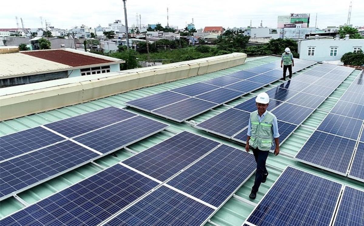 Vận hành điện mặt trời áp mái trong khu công nghiệp đang gặp rất nhiều khó khăn, rào cản. (Ảnh minh họa)